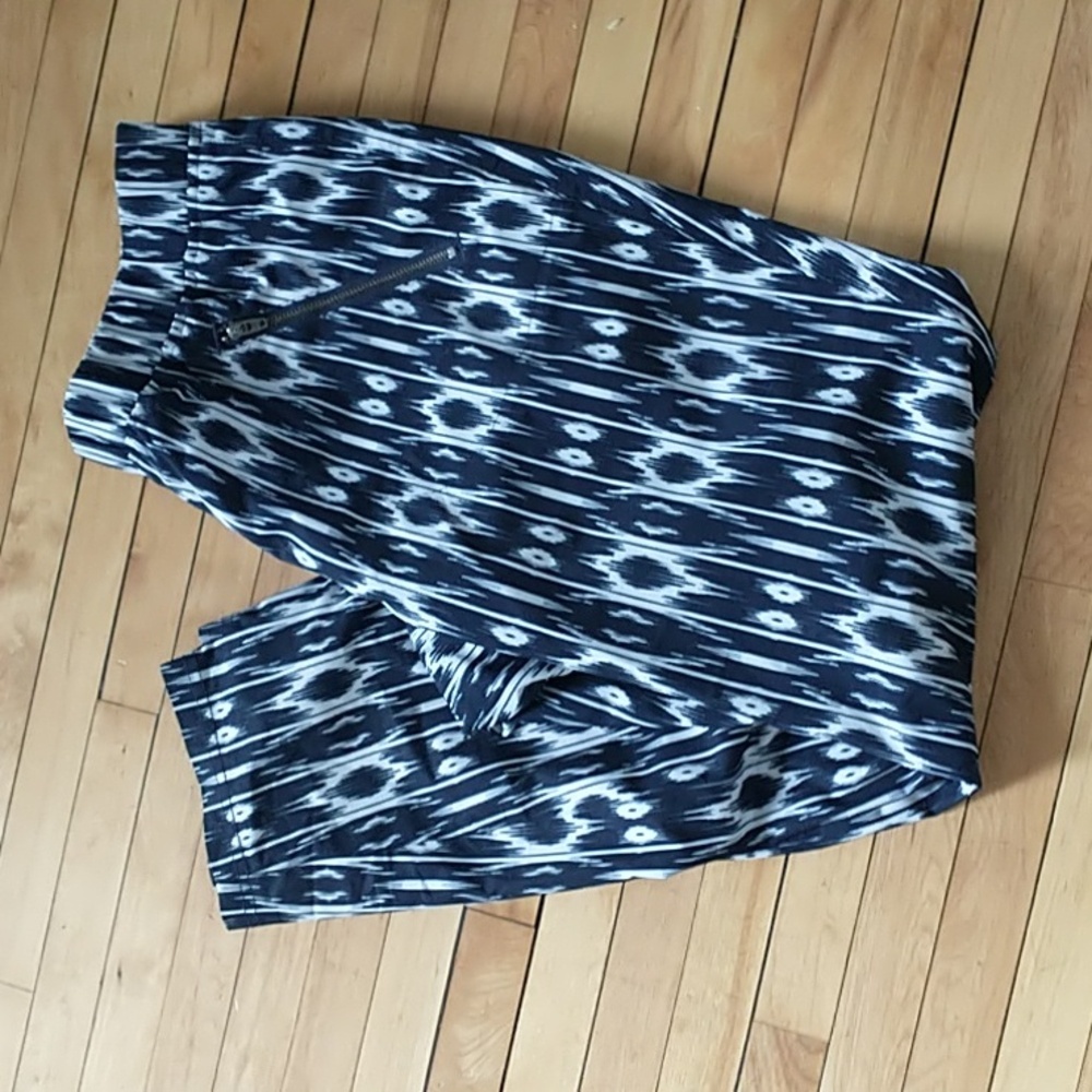 Athleta Reflection Aspire Ankle Pants Size 6 Blue White Ikat Pattern Tapered Leg